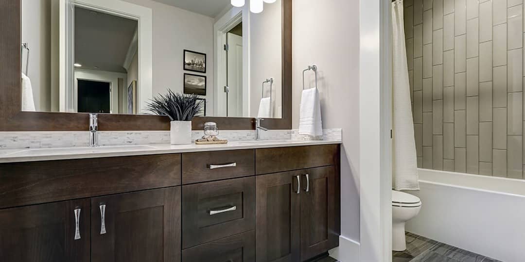 Read more about the article Hoe te kiezen soorten spiegels in de badkamer ?
